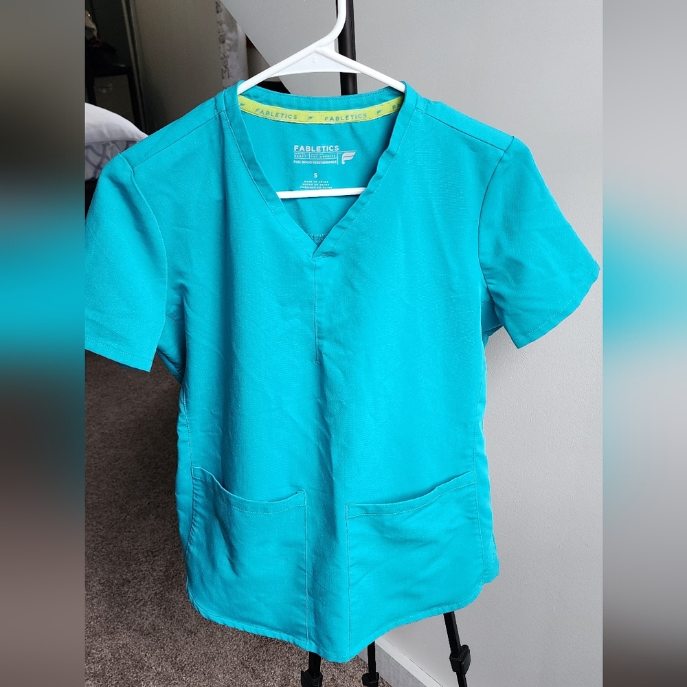 Fabletics Method 2-Pocket Scrub Top - Picture 3 of 7